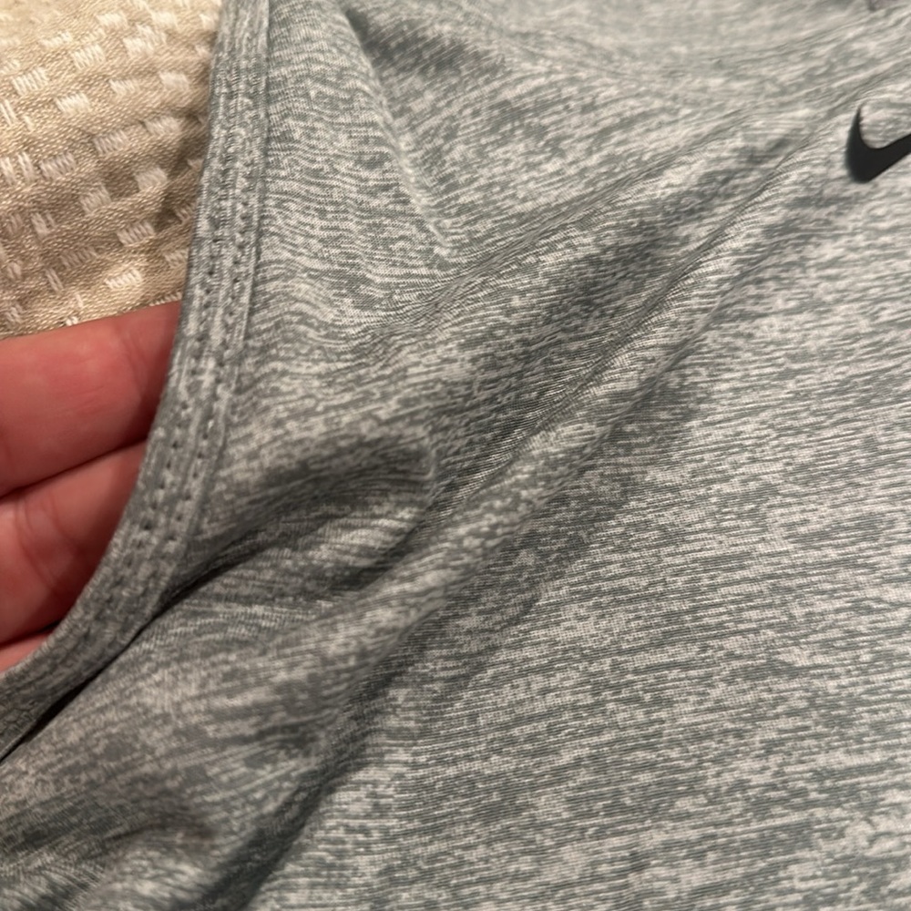 Women’s Nike dry fit tank top - Picture 2 of 5